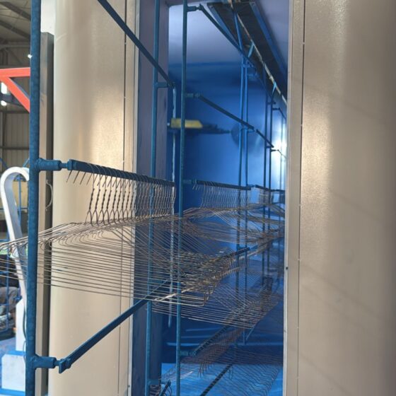 WIRE HANGER - HEAT CHAMBER WITH CONVEYOR BELT