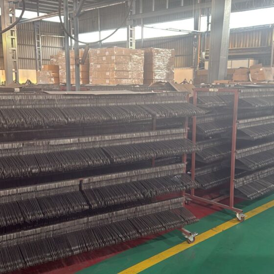 WIRE HANGERS READY GOODS BEFORE POWDER COATING